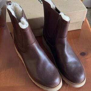 Uggs leather boot - rich dark brown sz 8